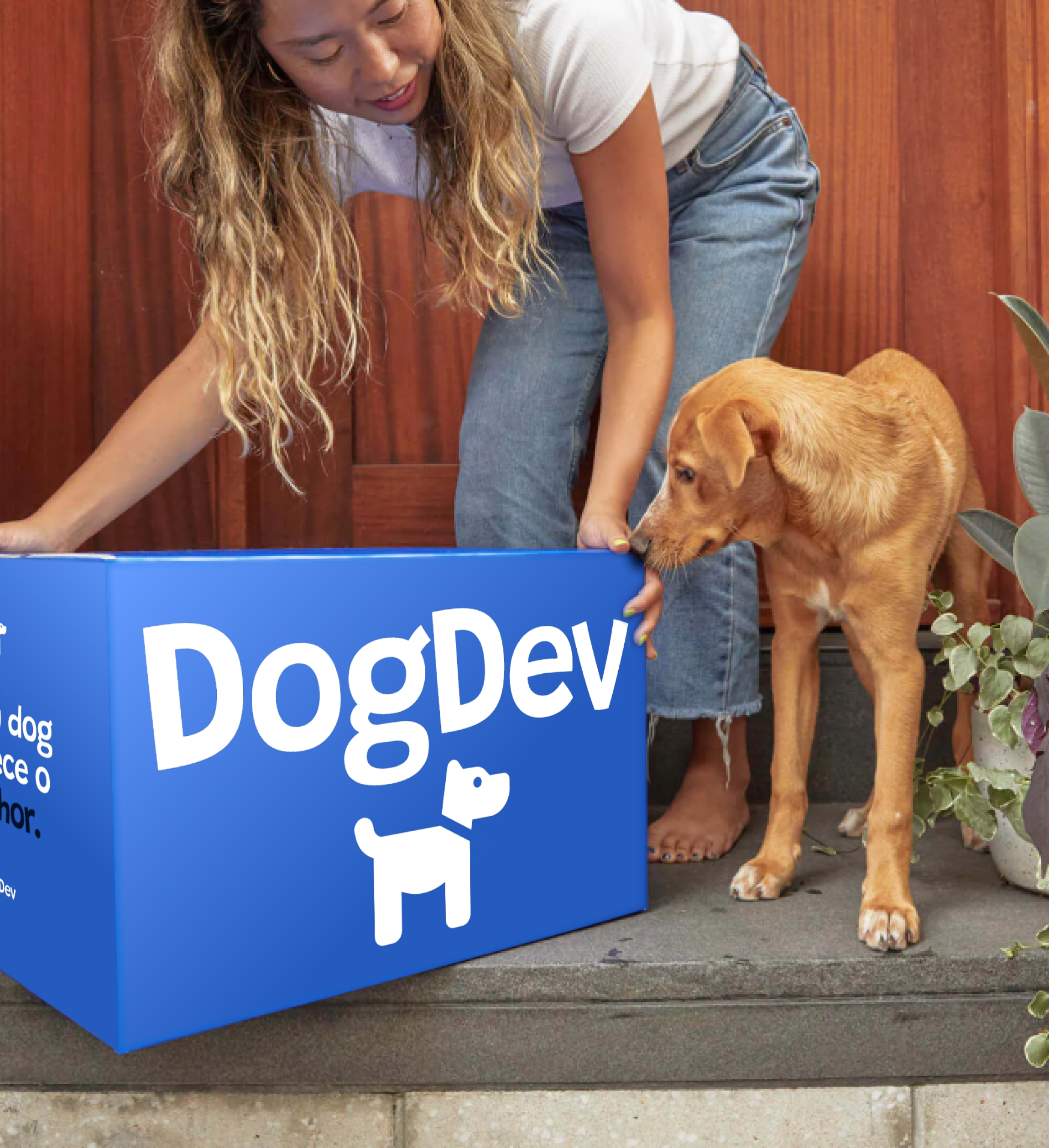 Imagem de um casal segurando seu cachorro